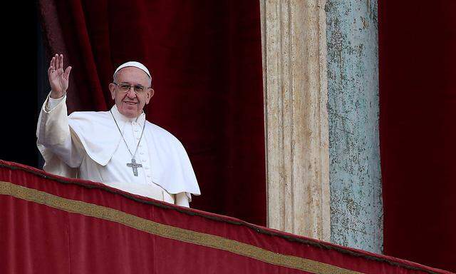 Der Papst spendet den Segen von der Loggia des Petersdoms