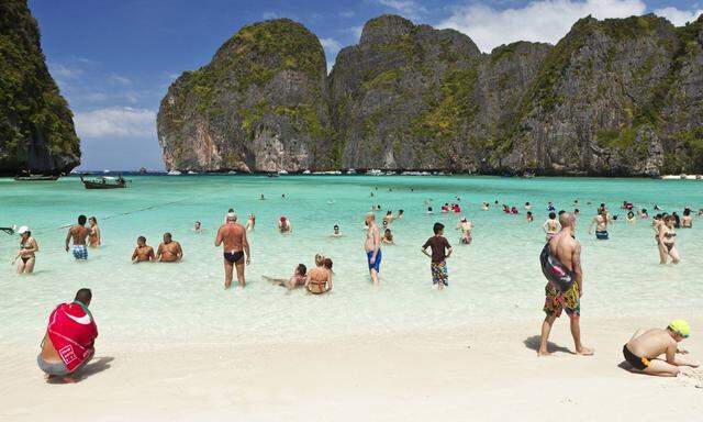 Tourists enjoying a swim in the crystal clear waters of Maya Bay PUBLICATIONxINxGERxSUIxAUTxONLY Co