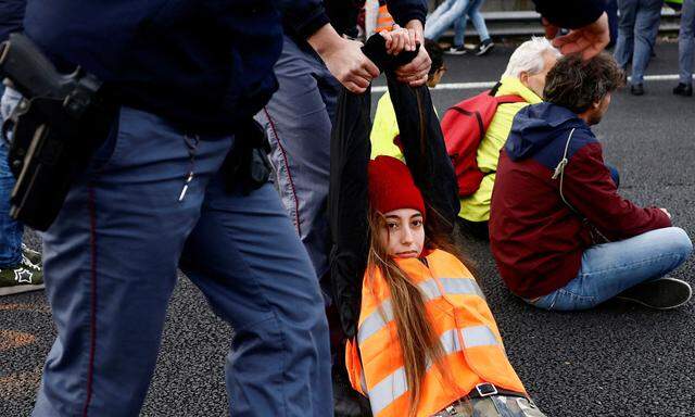 Klimaaktivisten bei einer Straßenblockade im November 2022 in Rom.