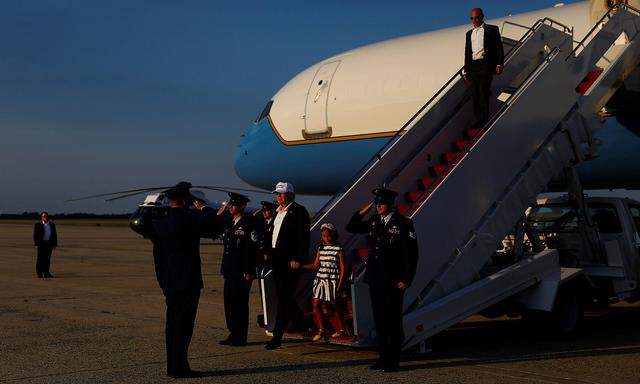 Trump und Enkelin Arabella landen mit der Air Force One auf Joint Base Andrews in Maryland.