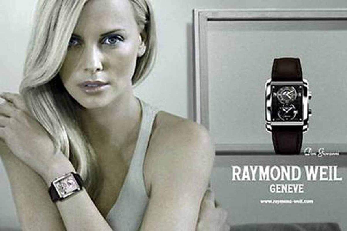 Charlize Theron und der Uhrenhersteller Raymond Weil trennten sich 2007, weil Theron in der Öffentlichkeit oft andere Uhren trug.