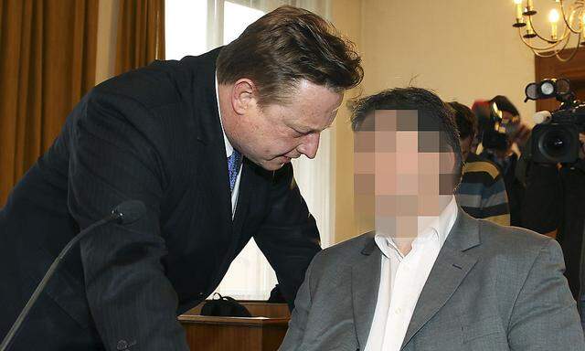 Der Angeklagte (rechts) mit seinem Anwalt Franz Essl am Freitag, 29. März 2013, am Straflandesgericht in Salzburg.