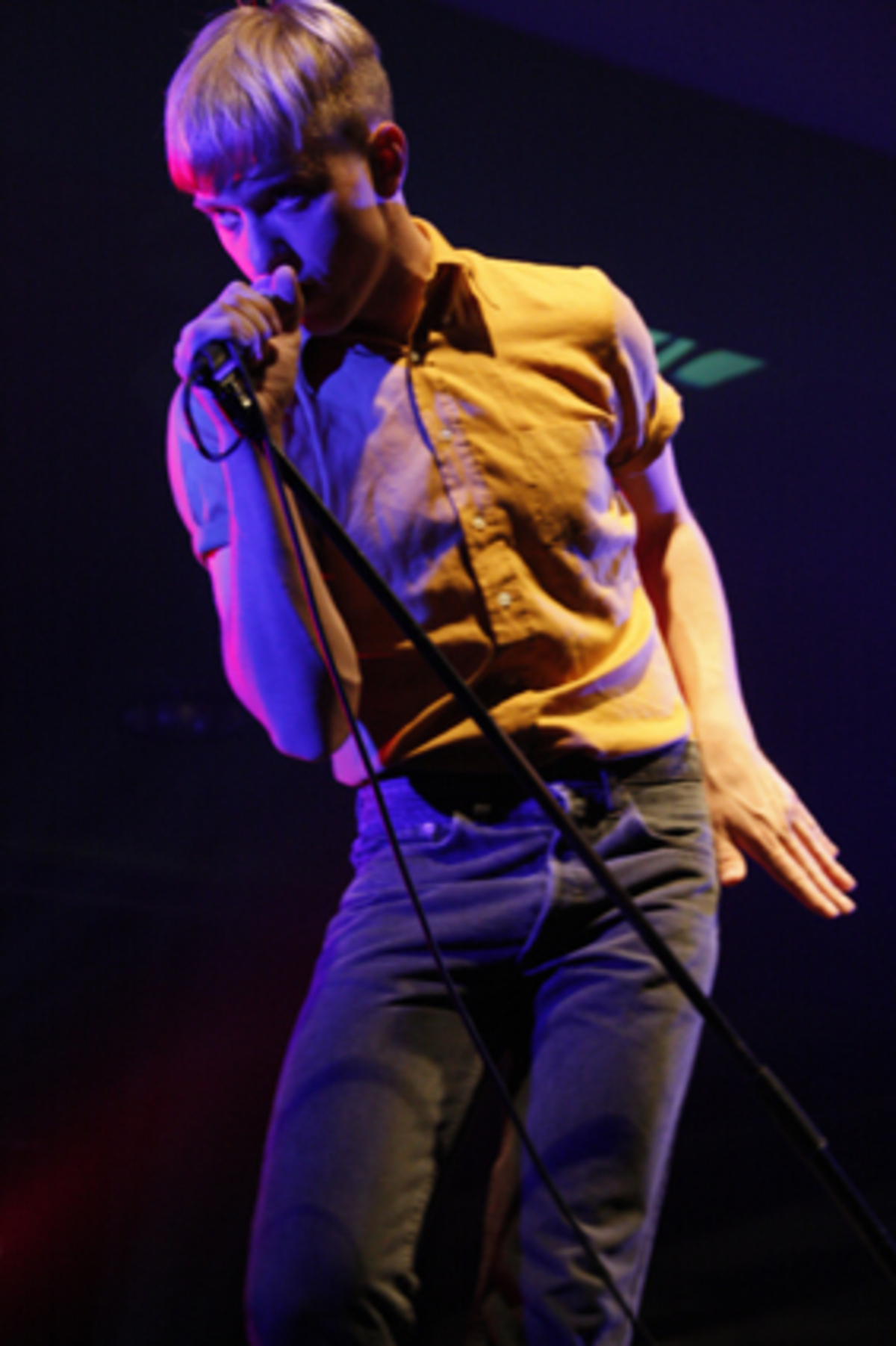 In engen, hochgeschlossenen Streber-Jeans und verstörend-adretten Haarschnitten, die hierzulande an düstere Zeiten erinnern, machten The Drums deutlich: Zur Schau gestellte Uncoolness ist natürlich cool. Als Distinktionsmoment dient die richtige (Körper-)Haltung: Schön aufrecht bleiben!