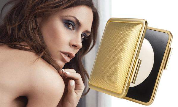 Victoria Beckham ist auch in Sachen Make-up überaus erfolgreich. Ihre ­Kollektion, die in Kooperation mit Estée Lauder lanciert wurde, kommt jetzt erneut mit 18 neuen ­Produkten in limitierter Form auf den Markt („Skin Perfecting Powder“, 80 Euro).