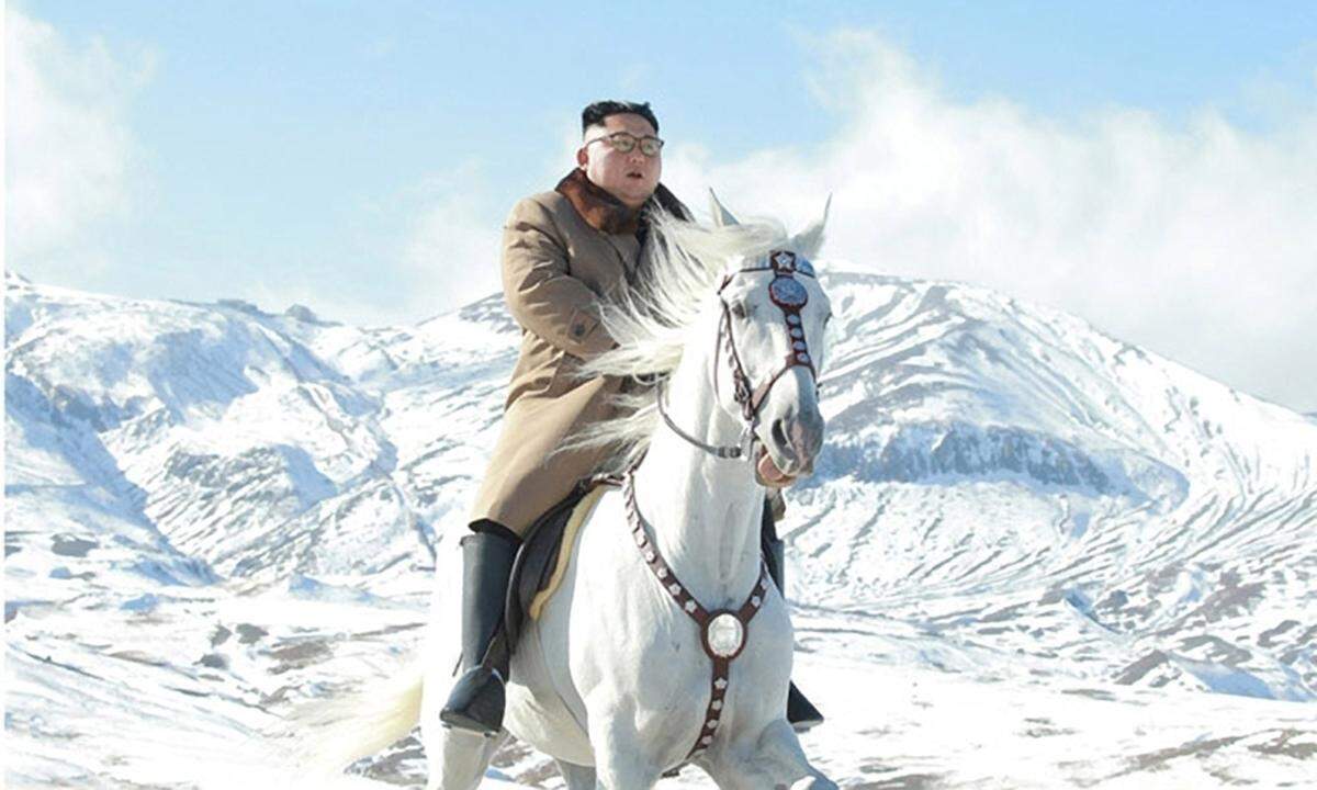 Kim war schon während der Bauzeit mehrfach in der Region unterwegs und ließ sich auch auf dem Rücken eines Pferdes nahe des heiligen Berges Paektu ablichten.