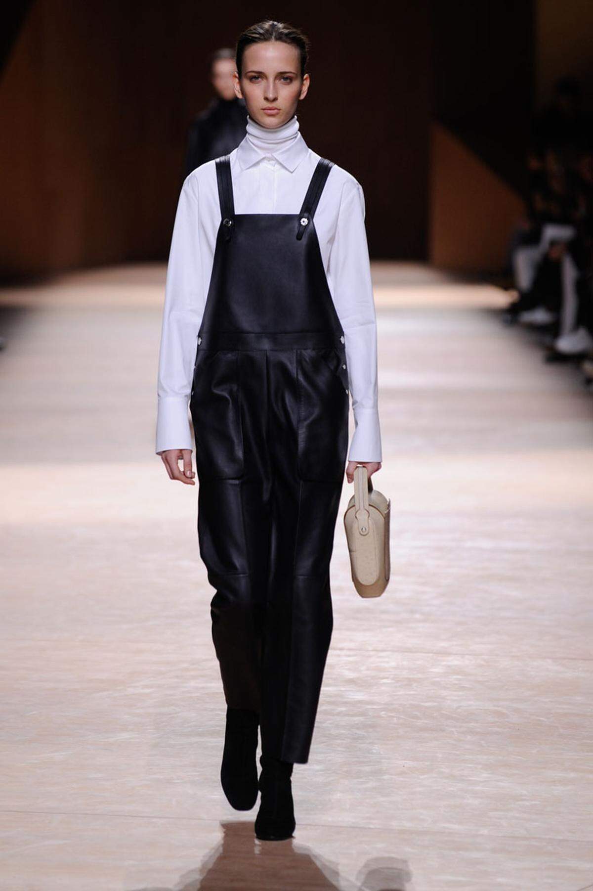 Unter der Bluse noch ein Rollkragenpullover. Hermès hat das passende Outfit für all jene, denen immer kalt ist.
