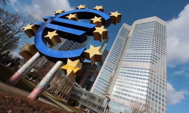 Euro Symbol an der ehemaligen Hauptverwaltung der EZB Europaeische n Zentralbank mit Sonnenstrahlen u