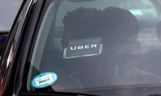 Uber (hier ein Logo auf einem New Yorker Taxi) erhöht die Preise in Wien