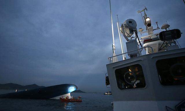 Die Nacht unterbrach die Rettungsarbeiten rund um die gesunkene 