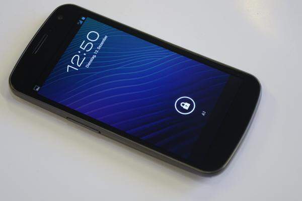 Das Samsung Galaxy Nexus hat die Traummaße eines Mobilfunk-Supermodels: zwei kräftige Rechenkerne, ein Gigabyte Arbeitsspeicher, NFC und das erste HD-Display mit einer 720p-Auflösung an einem Smartphone und das alles in einem schlankeren Gehäuse als das iPhone 4S. Zusätzlich verführt das Google-Handy mit dem neuesten Android-System 4.0 alias Ice Cream Sandwich - das erste seiner Art. Aber kann das verlockende Gerät in der Praxis auch überzeugen? DiePresse.com hat es ausprobiert.Text: sg, Bilder: db