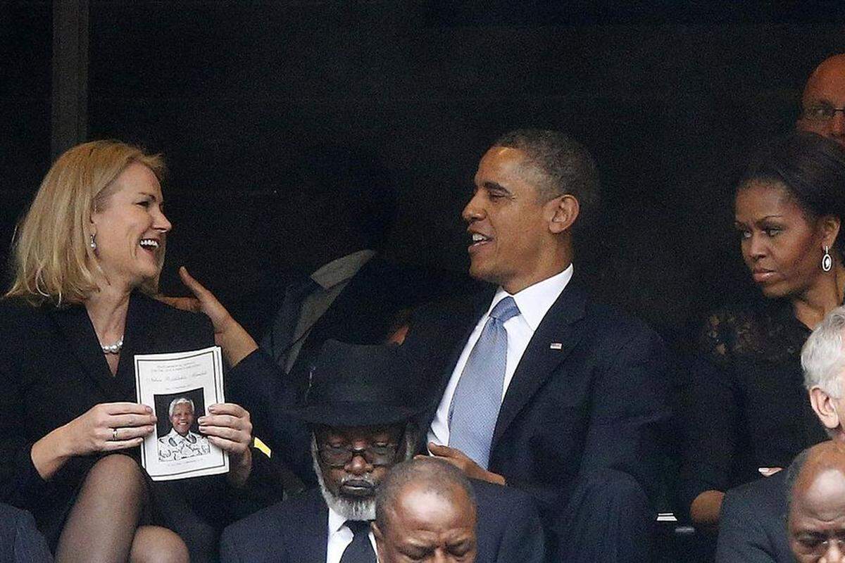 Von einem möglichen Flirt war auch bei den Trauerfeierlichkeiten von Nelson Mandela im Dezember 2013 die Rede. Auf diesem Schnappschuss zeigten sich die dänische Ministerpräsidentin Helle Thorning-Schmidt und US-Präsident Barack Obama höchst amüsiert inklusive Selfie-Shooting, während US-First-Lady Michelle Obama etwas unentspannt wirkt. Wenig später saß Michelle schließlich auch zwischen Thorning-Schmidt und ihrem Gatten.