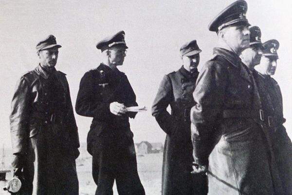 Generalfeldmarschall Erwin Rommel, der Befehlshaber der deutschen Truppen im Invasionsraum, ist ausgerechnet zum Zeitpunkt der Landung auf Heimaturlaub. Seine Frau feiert den 50. Geburtstag. Auch viele andere Generäle fehlen, da schlechtes Wetter vorhergesagt war.