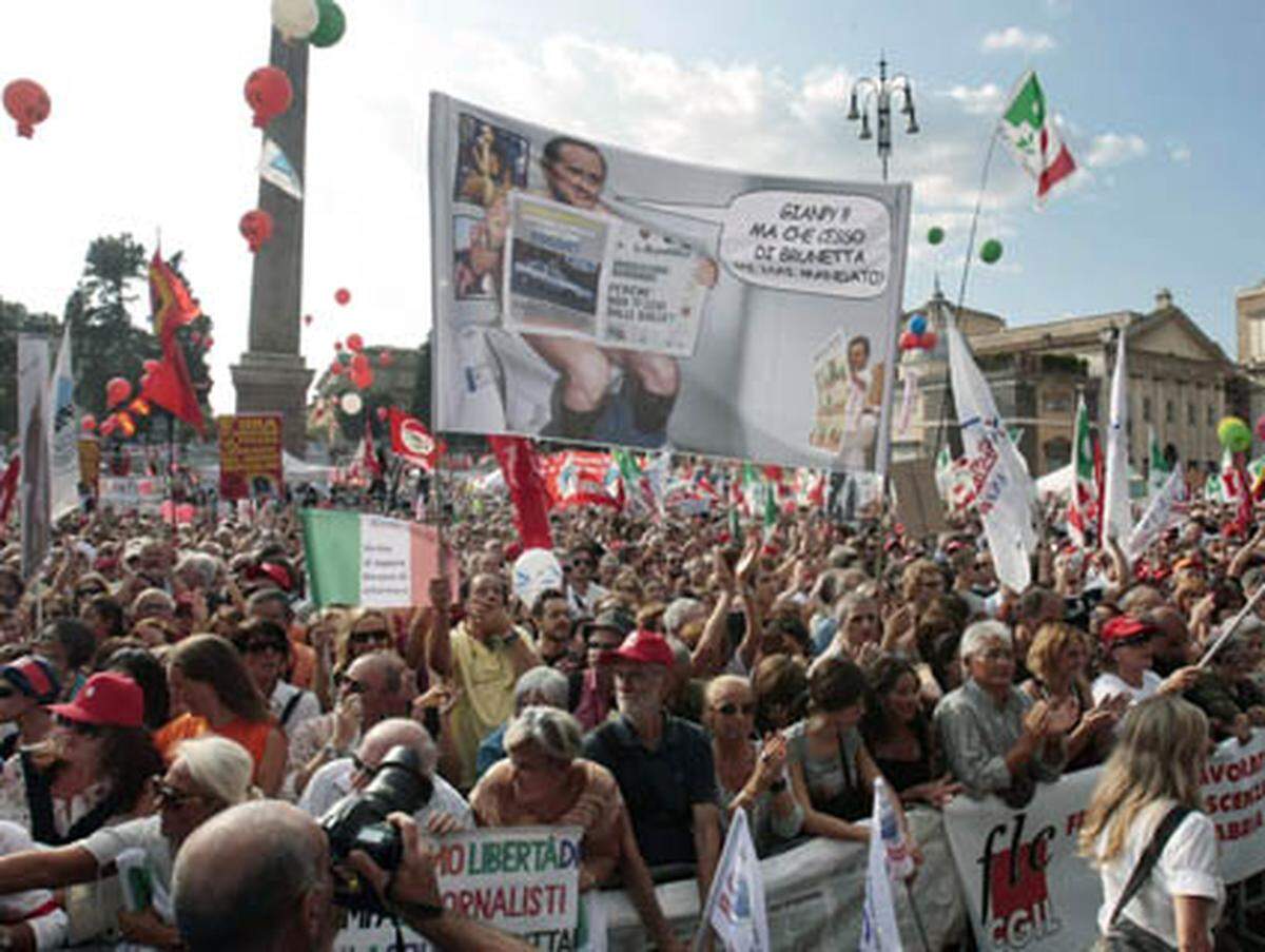 Über 200.000 Menschen gehen in Rom auf die Straße, um für die Medienfreiheit in Italien zu demonstrieren. An der Großkundgebung auf der Piazza del Popolo im Herzen der Ewigen Stadt beteiligten sich Vertreter der italienischen Oppositionsparteien, der Journalistenverband FNSI und mehrere andere regierungskritische Organisationen.