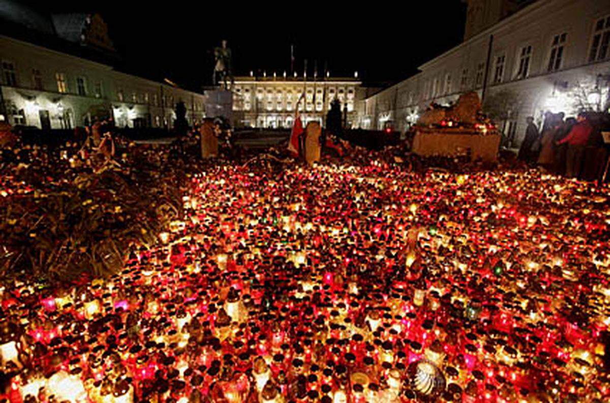 Ganz Polen stand unter Schock: In der Hauptstadt waren die Straßen um den Präsidentenpalast und der nahe gelegene große Pilsudski-Platz nach Bekanntwerden der Schreckensnachricht voll von Menschen, die Kerzen entzündeten, Blumen niederlegten und die polnische Fahne schwenkten. Viele stimmten die Nationalhymne an.