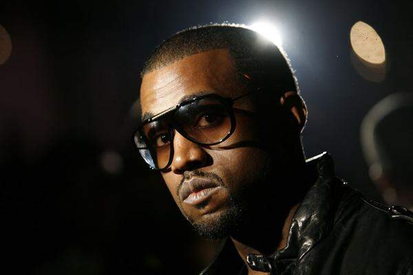 Rapper Kanye West ist im März 2014 um eine mögliche Gefängnisstrafe nach einem handgreiflichen Streit mit einem Paparazzo herumgekommen. Das Gericht in Los Angeles verhängte eine zweijährige Bewährungsstrafe. Zudem muss der Musiker Sozialdienste ableisten und Therapiekurse zur Kontrolle von Wutausbrüchen besuchen.