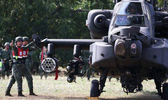 Manöver mit Waffen aus USA. Taiwanesische Soldaten mit Apache-Helikopter. 