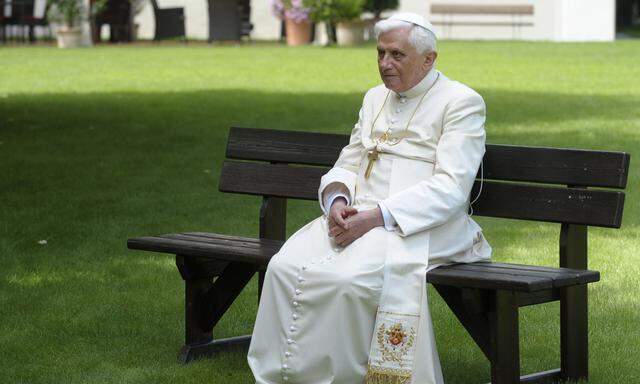 Knapp zwei Monate vor seinem 86. Geburtstag gab Benedikt XVI. das Amt des Papstes auf.
