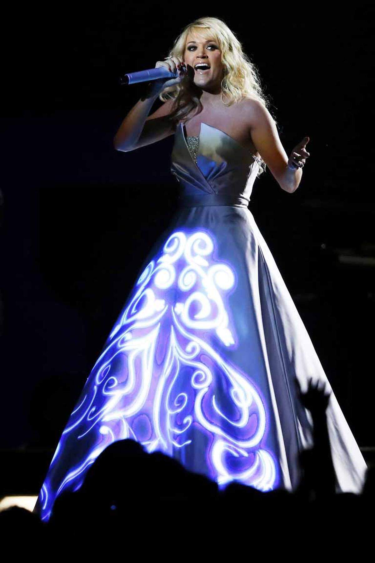 Carrie Underwood peppte ihr weit ausgestelltes Brautkleid mit einer kleinen Lichtshow auf.