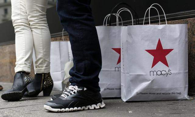 File of customers standing outside Macy's store in New York