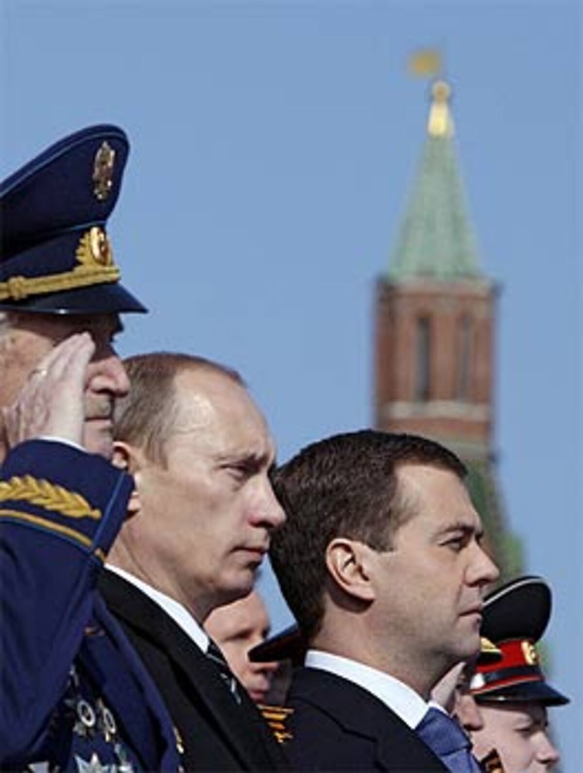 Der Kreml-Chef stand gemeinsam mit seinem Vorgänger Wladimir Putin auf einer Ehrentribüne vor dem Lenin-Mausoleum.