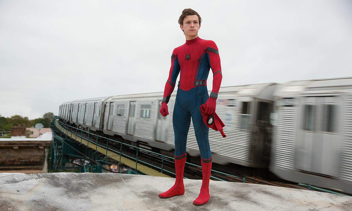 Filmstart: 7. Juli 2017  Fünf Jahre nach dem letzten Reboot (mit Andrew Garfield als Superheld) kommt ein neues in die Kinos. Diesmal spielt der junge Brite Tom Holland die freundlichen Spinne aus der Nachbarschaft. Unterstützung bekommt er von Robert Downey Jr. als Iron Man. Michael Keaton spielt Adrian Toomes alias The Vulture. Eine Debatte gab es um die Besetzung von Marisa Tomei als Tante May - denn diese entspricht so gar nicht dem Alten-Tanten-Klischee.