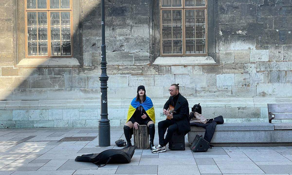 Ukrainische Straßenmusik am Fuße des Südturms.