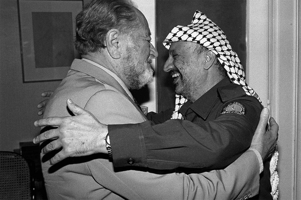 Arafat verfolgte seine diplomatischen Bemühungen dennoch weiter. Dem nun im Exil in Tunesien lebenden PLO-Chef gelang es 1988 schließlich auch, dem Palästinensischen Nationalrat eine indirekte Anerkennung des israelischen Existenzrechts abzuringen. Im selben Jahr proklamierte Arafat in Algerien symbolisch den Staat Palästina.Im Bild: Arafat mit Bruno Kreisky.