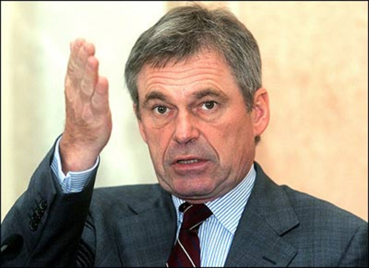 Ein anderer heißer Tipp ist der ehemaligen ÖBB-Generaldirektor Helmut Draxler, ein ausgezeichneter Kenner des Bahnwesens, der auch als Sanierer beim RHI-Konzern gute Figur gemacht hat. Sein Nachteil: Er ist Manager, nicht Politiker, seine Hausmacht in der SPÖ ist eher bescheiden.