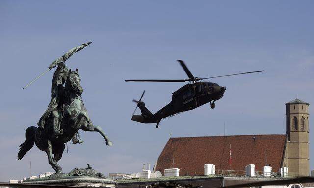 VORBEREITUNG F�R NATIONALFEIERTAG: HUBSCHRAUBERLANDUNG AM HELDENPLATZ