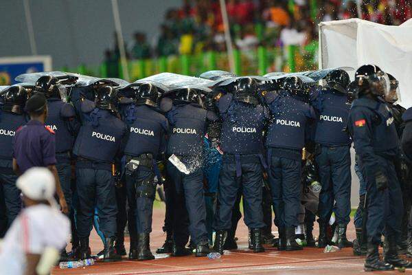 Die Polizei bezog daraufhin Stellung um ein Zusammentreffen der Fangruppen zu verhindern.