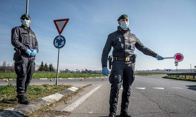 Coronavirus: Praeventionsmasznahmen in Italien Casalpusterlengo Road Blocks of the Guadia di Finanza and Carabinieri in Ca