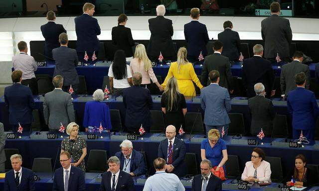 Die Abgeordneten der Brexit Party drehten dem EU-Parlament beim Abspielen der Europahymne den Rücken zu.