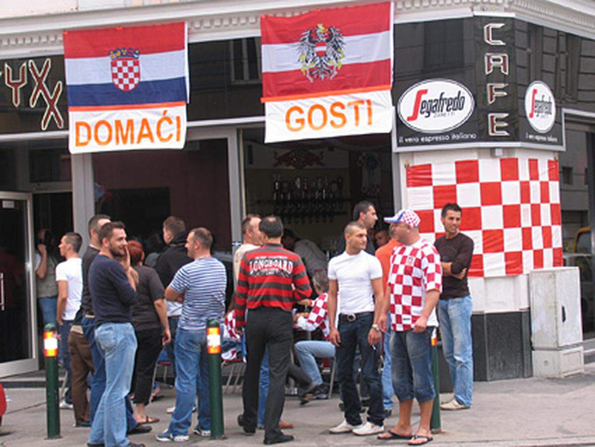 "Hrvatska Domaci - Austrija Gosti" Dieses Lokal dreht den Spieß um und titelt "Einheimische" unter der Kroatischen und "Gäste" unter der Österreichischen Fahne.