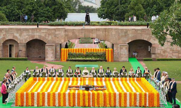 Narendra Modi (Mitte) versammelte die Gipfelteilnehmer zum Abschluss am Ehrenmal von Mahatma Gandhi.