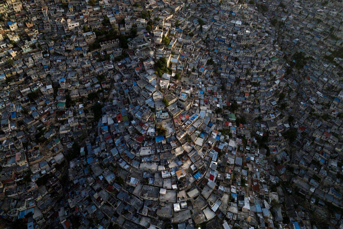 30. Juni. Eine Drohnenaufnahme zeigt den Sonnenuntergang über einem Viertel der Hauptstadt von Haiti, Port-au-Prince.

