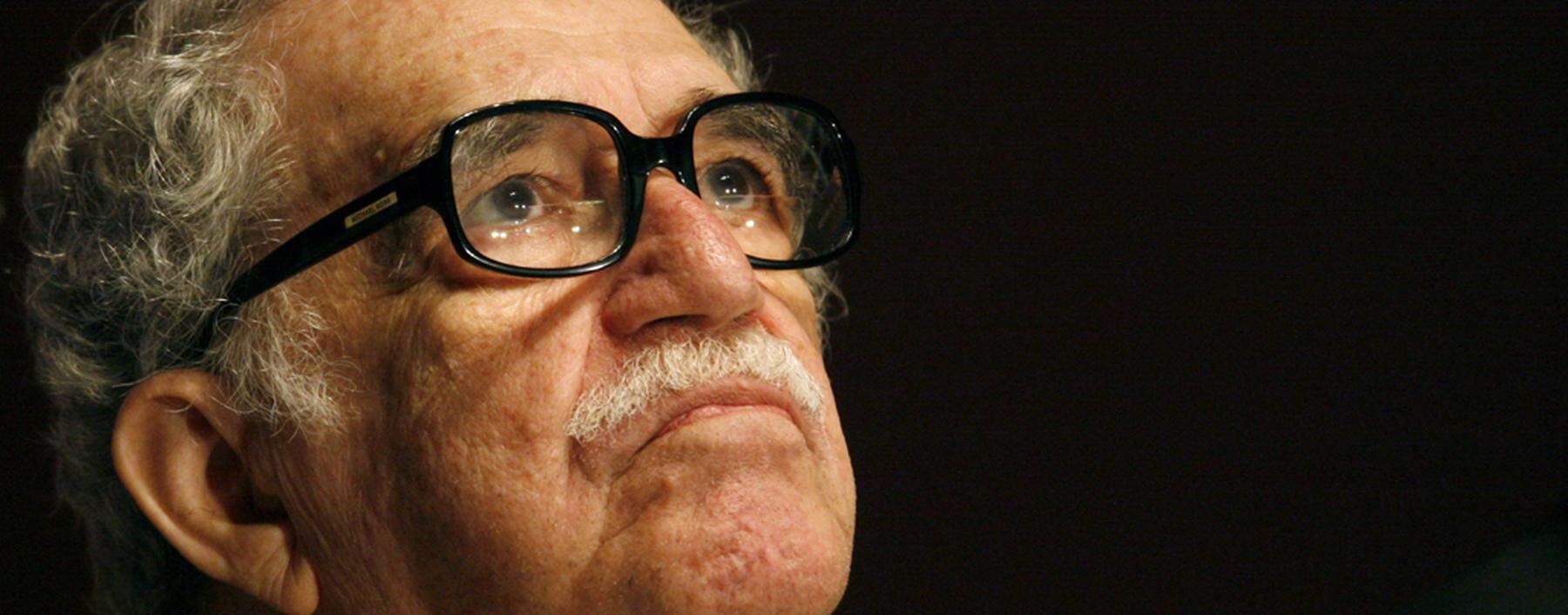 Colombian Nobel Prize laureate Gabriel Garcia Marquez listens to a speech during the New Journalism Prize awards ceremony at the Museum of Contemporary Art (MARCO) in Monterrey