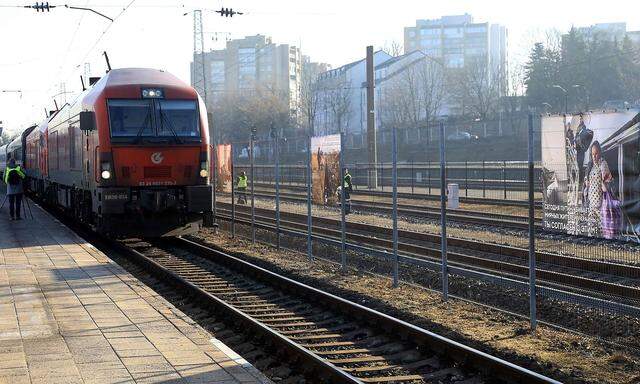 Kaliningrad ist per Bahn via Vilnius aus Russland aus erreichabar. Hier ein Archivbild aus dem März, als am Bahnhof in Vilnius Bilder von Kriegsschauplätzen in der Ukraine gezeigt wurden.