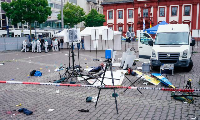 Ein Messerangriff während einer islamkritischen Veranstaltung auf dem Mannheimer Marktplatz am Freitag forderte mehrere Verletzte - und nun einen Toten.