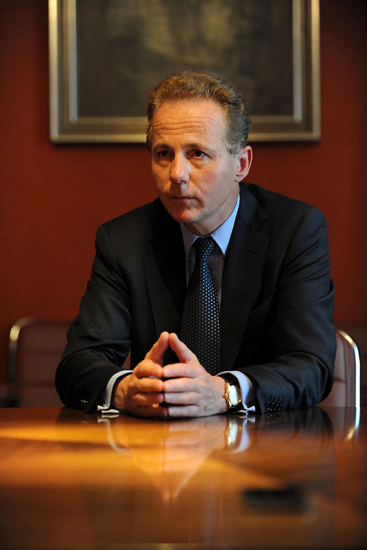 Der Industrievertreter macht sich Sorgen wegen der sinkenden Wahlbeteiligung: "Die Leute wissen nicht mehr, wen sie wählen sollen", so Kapsch. Das liege an den fehlenden Inhalten: Zu kurz gekommen seien EU-Themen, Bildung und Pensionen, die nur populistisch abgehandelt worden seien. Über Standortpolitik sei zwar gesprochen worden, "aber nicht in der Form, die wir uns gewünscht hätten". Aus Sicht der Industrie "geht es am Ende wieder um die Arbeitsplätze", und als Voraussetzung dafür um die Wettbewerbsfähigkeit. Diese sei Voraussetzung, um den Sozialstaat zu finanzieren.