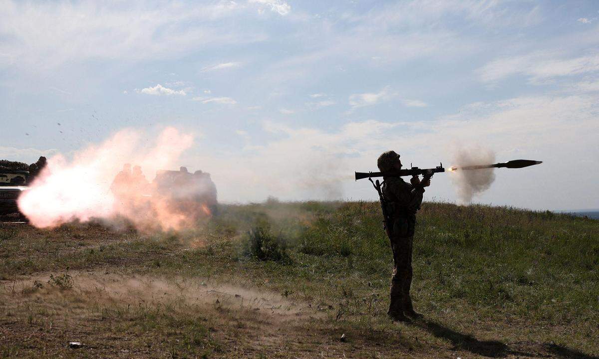 Ein Bild eines ukrainischen Soldaten an der Front in der Region Donezk.