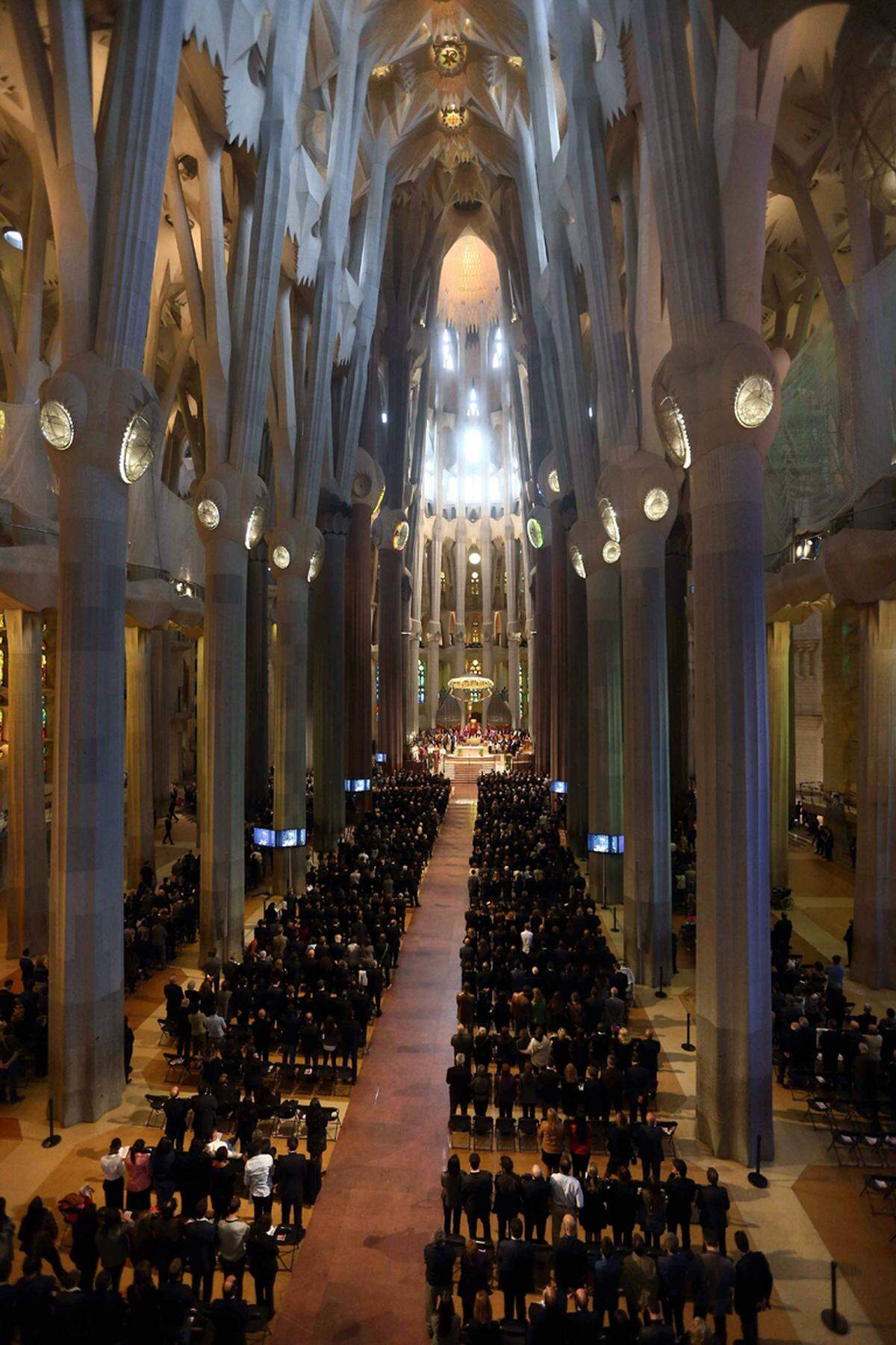 Die von Antoni Gaudi entworfene römisch-katholische Kirche ist bis heute unvollendet. Durch die lange Bauzeit beinhaltet sie viele Architekturstile, darunter etwa Varianten der Neugotik oder Stile des Modernisme. Vollenden will man die Basilika 2026 zum 100. Todesjahr Gaudis.