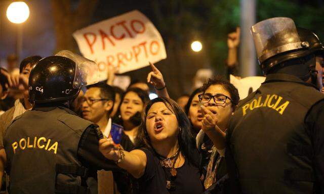 Straßenproteste in Lima gegen die Begnadigung des Ex-Präsidenten Alberto Fujimori.