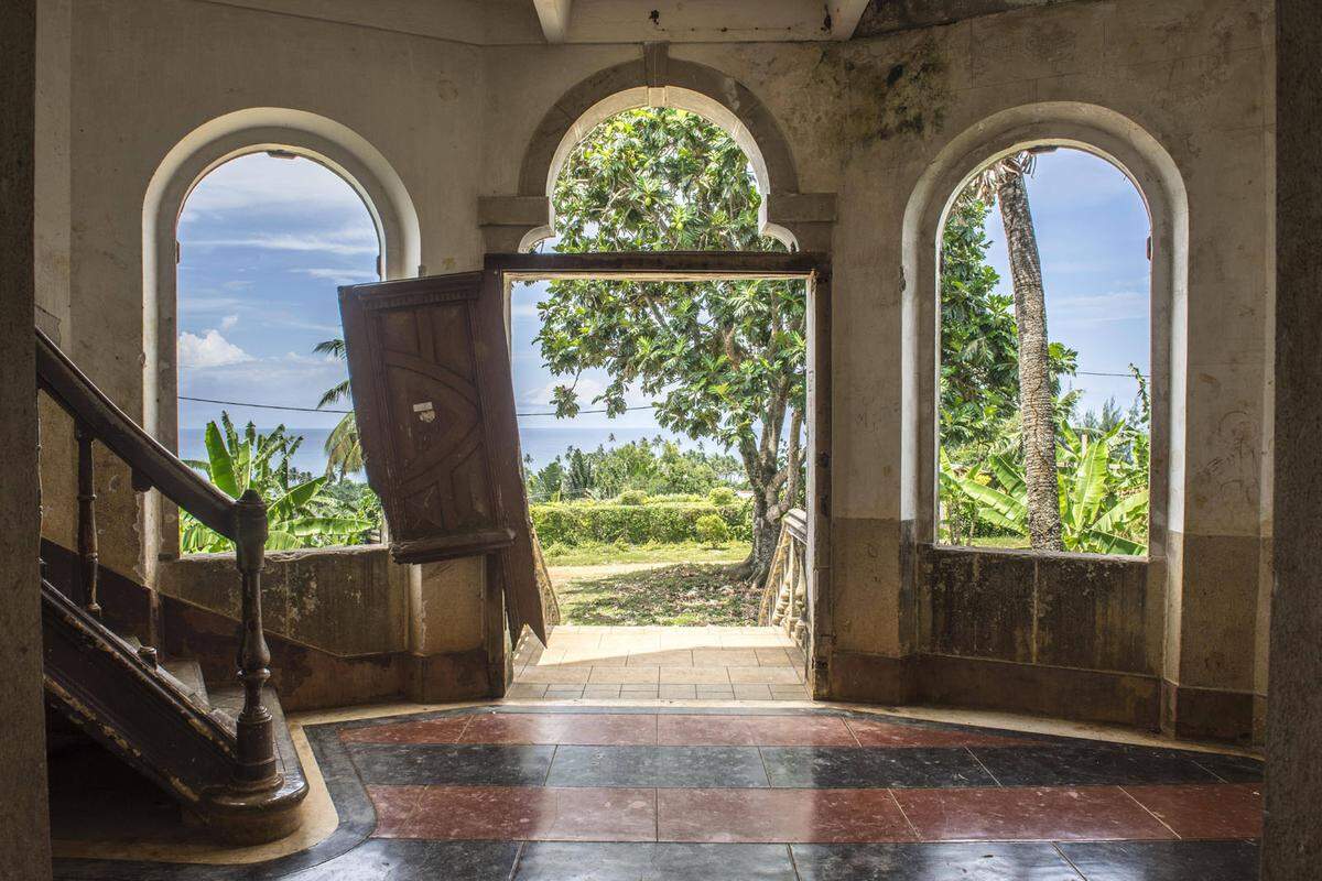 Dort hinzureisen, wo noch niemand war. Das ist hier fast möglich. Das Land im Golf von Guinea, das aus zwei Inseln besteht, hat viel zu bieten. Vor allem surreale Landschaften, leere Strände und tropische Wellen.