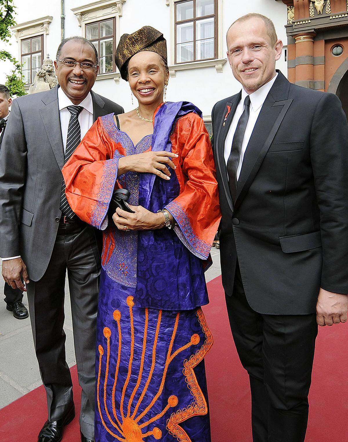 Michel Sidibe, Direktor von UNAIDS mit seiner Frau und Ball-Vater Gery Keszler.