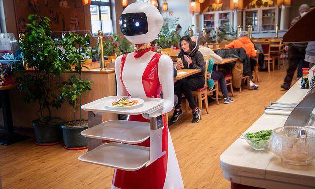 In Asien sind Gastro-Roboter weit verbreitet, auch in Österreich werden sie beliebter. Wie im Klagenfurter Lokal Asia Wok, wo Roboter Bu-Ding kellnert (im Bild). 
