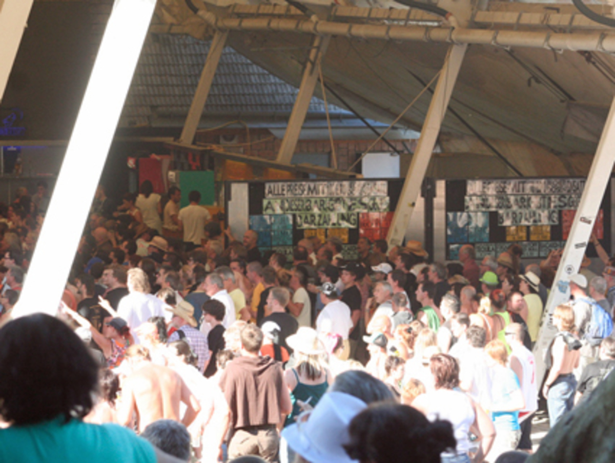 Zielgruppengerecht war dafür eine Neuerung am Gelände: Eine zusätzliche Bar direkt im Zelt nahe der Bühne, damit durstige Besucher die rund 50 Meter zum Gastro-Bereich nicht auf sich nehmen müssen.