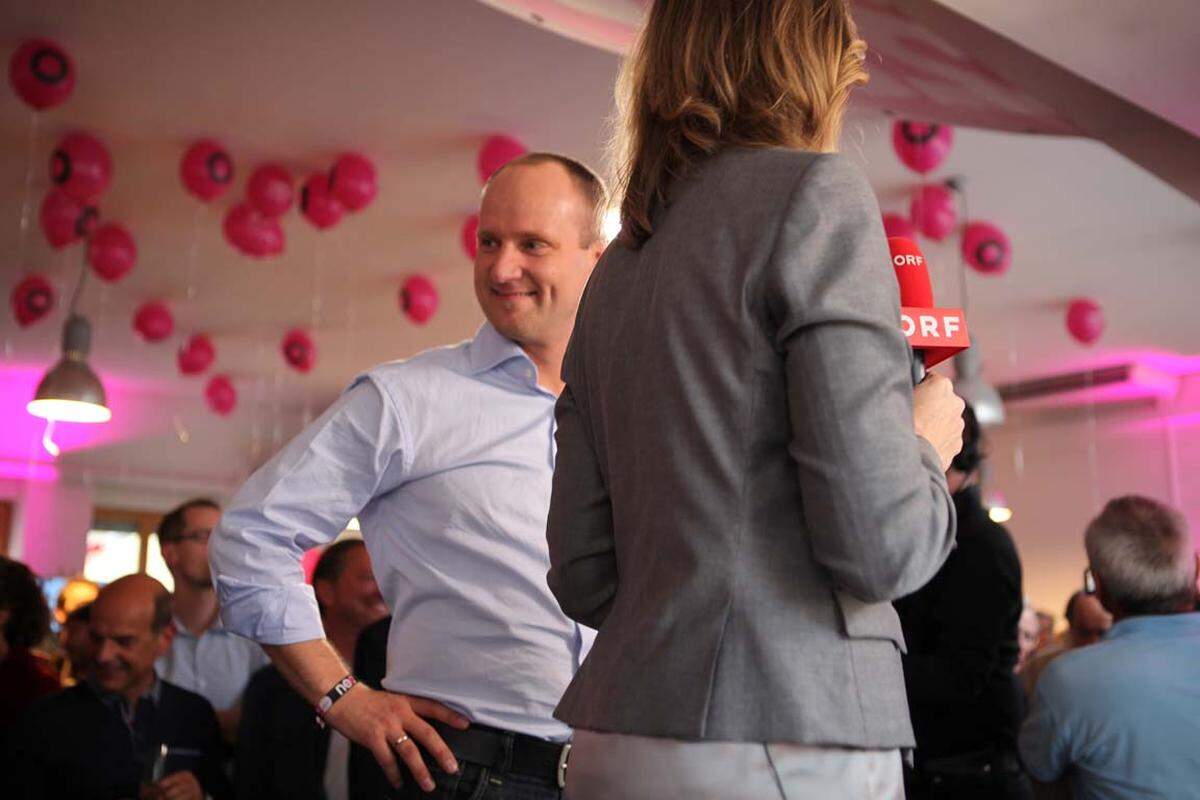 Der Parteichef bereitet sich auf sein Live-Interview mit dem ORF vor und ruft schnell noch einem Parteikollegen zu: "Holt die Flasche auf die Bühne".