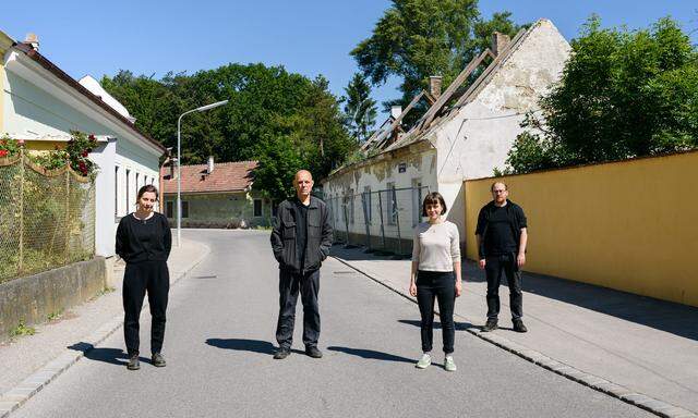 Bum Bum Pieces: Rosa Wallbrecher, Robert Lepenik, Nora Winkler und Simon Windisch (v. l.) vor dem  Stieglitzhaus in Favoriten. 