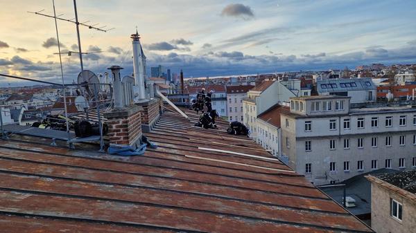 In Vienna, a tin roof partially collapsed at Michael-Bernhard-Gass in Meidling, among other places.  Firefighters saved it. 