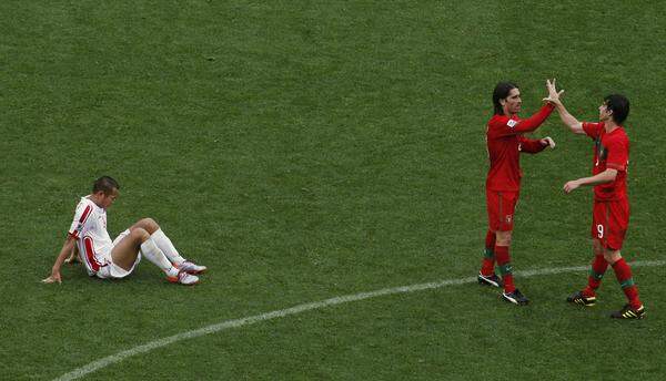 Ein groteskes Schauspiel waren die Übertragungen von Nordkoreas zweiter WM-Teilnahme. Ausgerechnet die 0:7-Niederlage gegen Portugal wurde live im TV übertragen - und nicht zensuriert. Beobachter fürchteten, dass den Spielern nach dem sportlichen Debakel die Internierung in Arbeitslagern bevorstehen könnte.